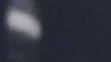 Dimitri Payet saliendo escoltado del juego entre Marsella y Lyon tras ser agredido con una botella de agua.