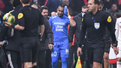 Dimitri Payet saliendo escoltado del juego entre Marsella y Lyon tras ser agredido con una botella de agua.