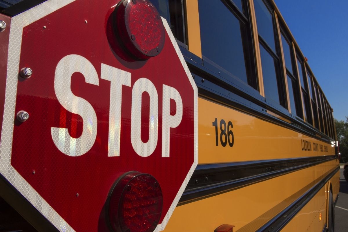 Un adolescente recibió un disparo en la cabeza mientras esperaba el bus escolar. 