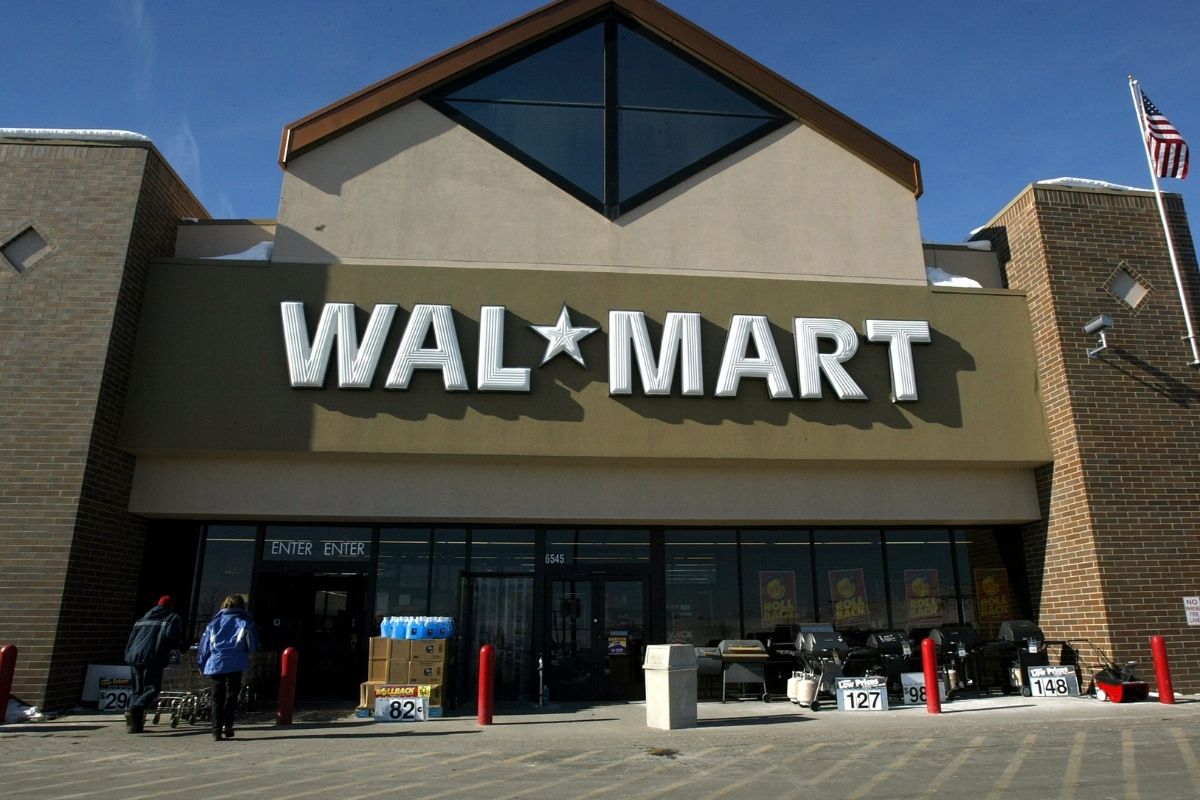 Una mujer resultó herida en un tiroteo en el estacionamiento de Walmart.