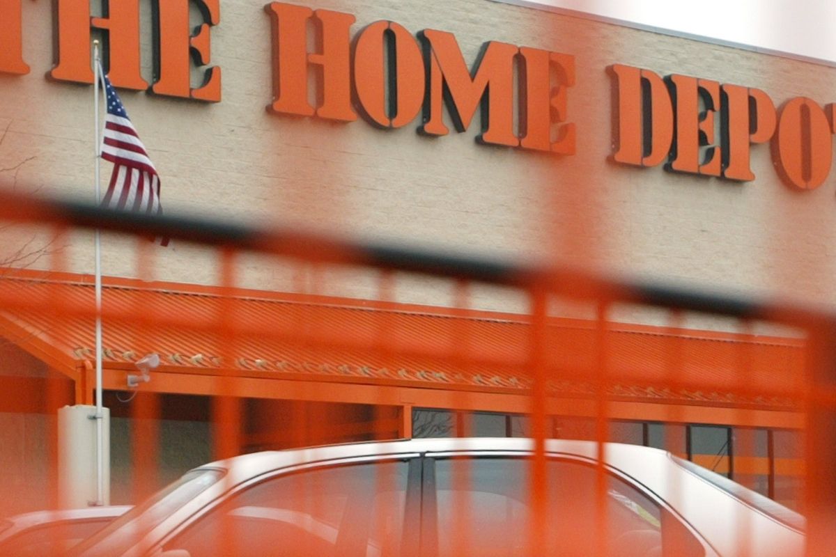 Una policía fue arrollada por un cliente que intentaba robar varios artículos de Home Depot.