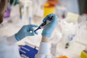 Laboratorios revisan si sus vacunas necesitan algún 'ajuste' ante la variante ómicron