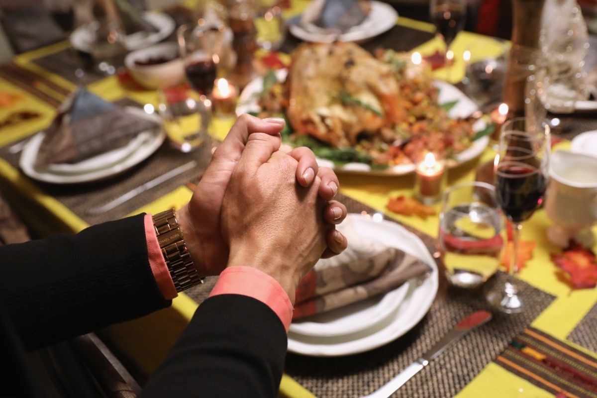 He left his fiancée alone for Thanksgiving and netizens applaud him