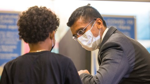 El comisionado de Salud de la Ciudad, Dr. Dave Chokshi, pidió a los neoyorquinos seguir tomando precauciones por el COVID-19.