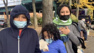 La mexicana Reyna Téllez junto a sus dos hijos, quienes aplicaron al plan de alivio de rentas desde julio, aún no reciben respuesta