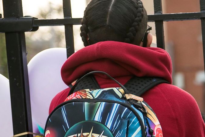 Cierran segunda escuela pública en Queens por brote de casos de COVID-19 entre estudiantes