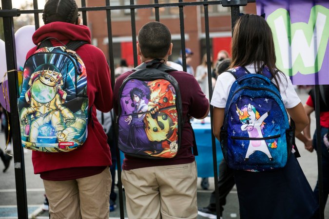 Cierran segunda escuela pública en Queens por brote de casos de COVID-19 entre estudiantes