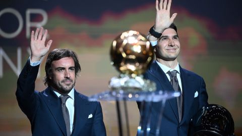 Fernando Alonso y Esteban Ocon trasladaron los balones de oro