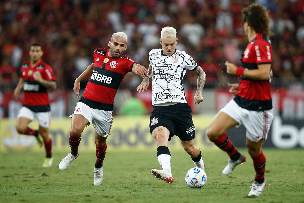 Jugadores del Corinthians y Flamengo dispuntan un partido correspondiente al torneo Brasileirao del 2021.