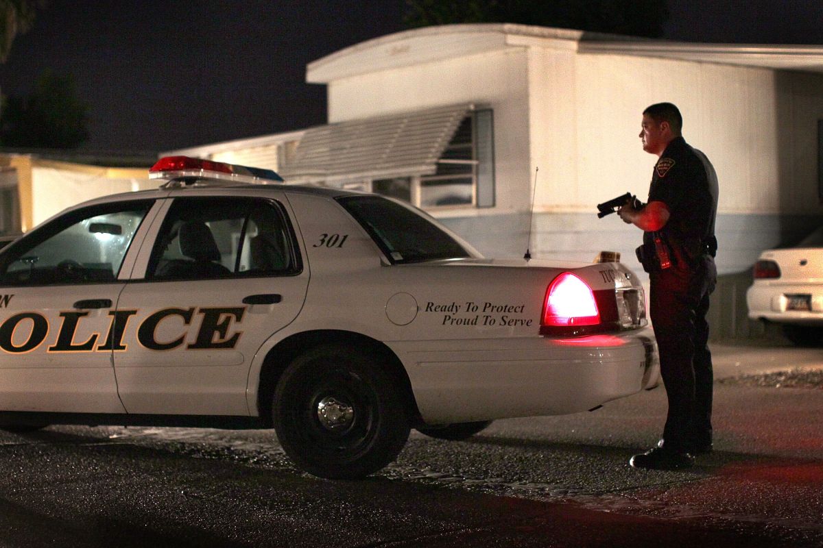 La policía de Tucson reportó que recibieron informes del tiroteo a las 12:45 a.m. del domingo.