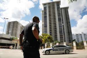 Pareja es arrestada tras tener sexo oral en una patrulla de Florida