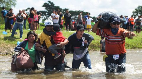 La nueva caravana logró este martes negociar con el Instituto Nacional de Migración, mientras que la primera se mantiene en el estado de Veracruz.