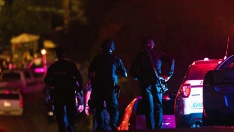 Agentes llegaron a Union Square de San Francisco en busca de los sospechosos.