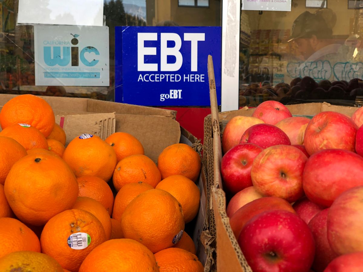 Los beneficiarios de SNAP utilizan una tarjeta EBT para pagar por alimentos.