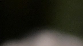 Billie Eilish sube foto en topless para promocionar su nuevo perfume