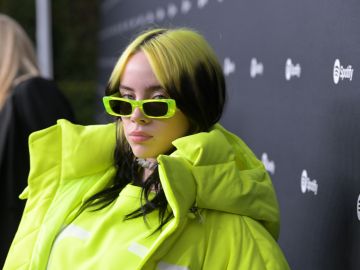 Billie Eilish sube foto en topless para promocionar su nuevo perfume