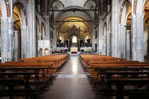 Video sexual filmado en el altar de una iglesia de Bélgica provoca limpieza con agua bendita