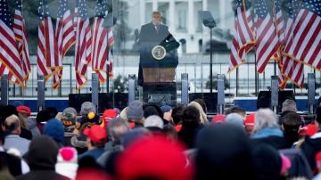 El expresidente Trump dio un discurso a sus seguidores el 6 de enero frente a la Casa Blanca.