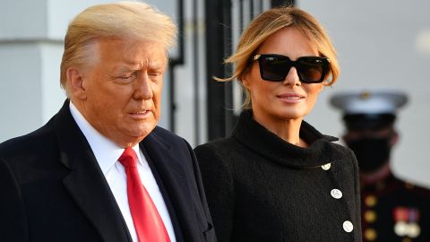 Melania sorprende en dos elegantes eventos al lado de Trump en Mar-a-Lago