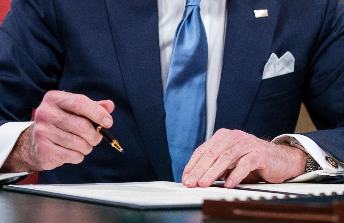 El presidente Joe Biden firmó la ley de infraestructura.