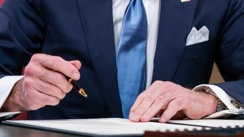 El presidente Joe Biden firmó la ley de infraestructura.