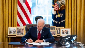 El presidente Biden firmará la ley bipartidista sobre infraestructura.