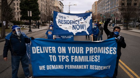 Los portadores de TPS presionan para una solución migratoria permanente.