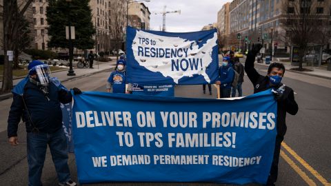 Los portadores de TPS presionan para una solución migratoria permanente.