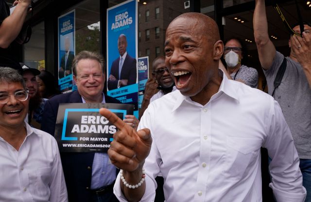 El ex policía Eric Adams es elegido como el nuevo alcalde de Nueva York