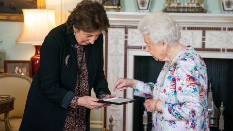 Chef real revela un sorprendente secreto sobre cómo servir la comida de la reina Isabel II.