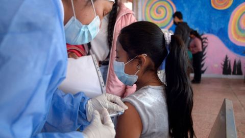 COVID: 6 preguntas que los padres deben hacerse antes de vacunar a sus hijos de 5 años en adelante