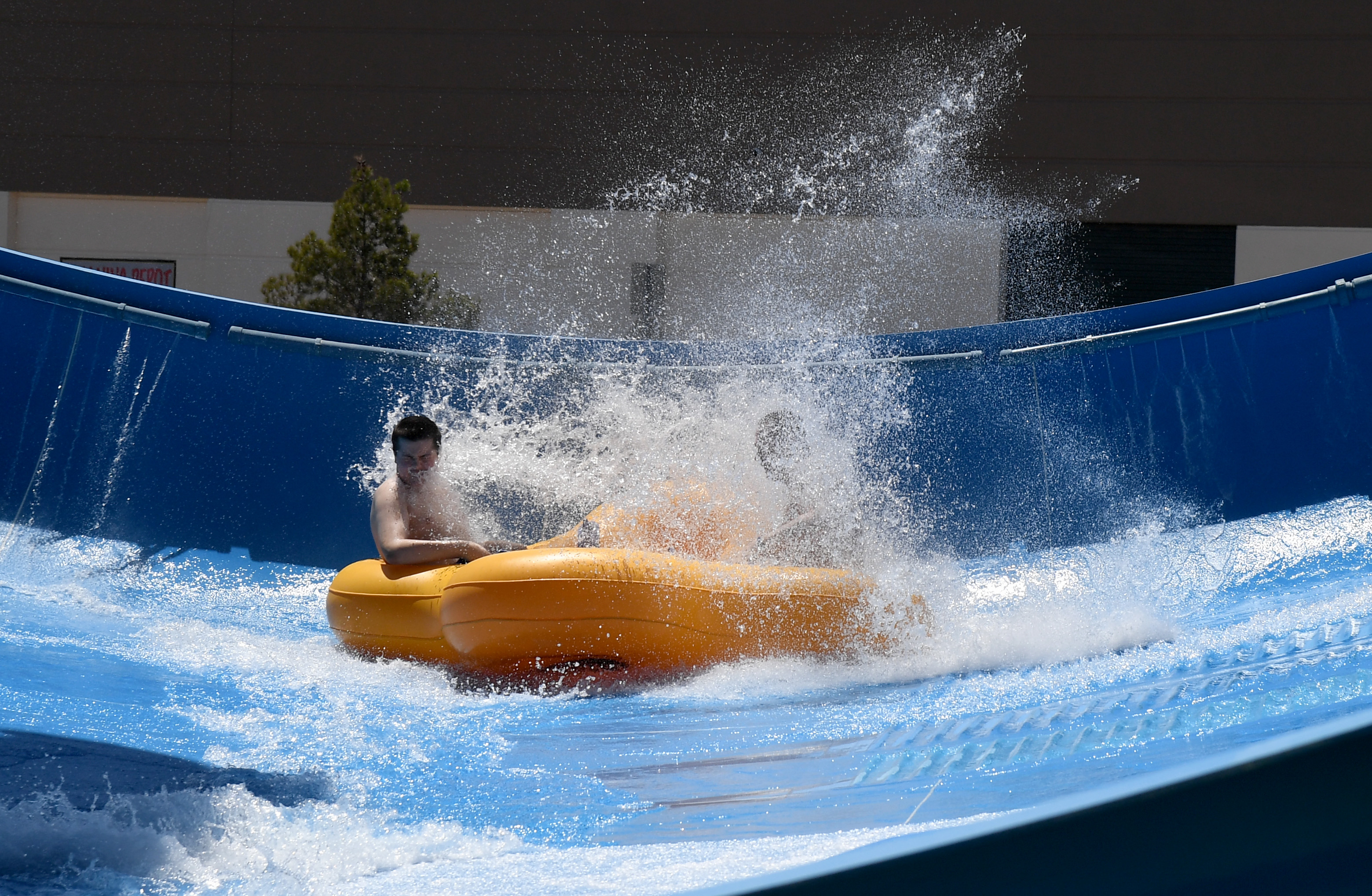 Video: Buey escapa de matadero en Brasil y termina en un tobogán de agua