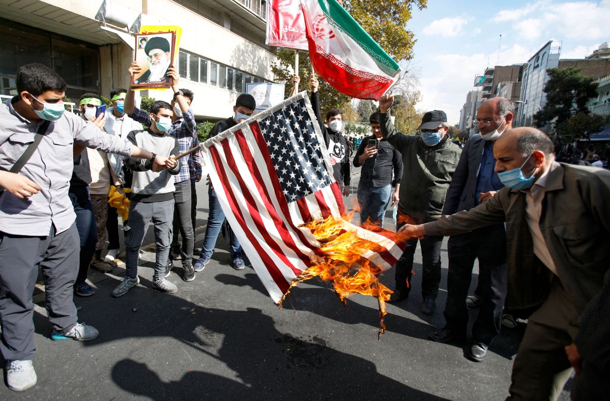 Manifestantes revivieron su sentimiento antiestadounidense este jueves quemando la bandera norteamericana.