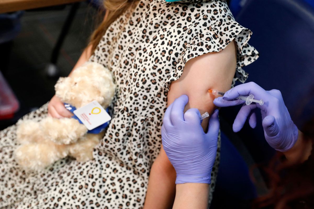 Una niña de 6 años recibe la dosis de la vacuna de Pfizer contra el coronavirus en Southfield, Michigan.