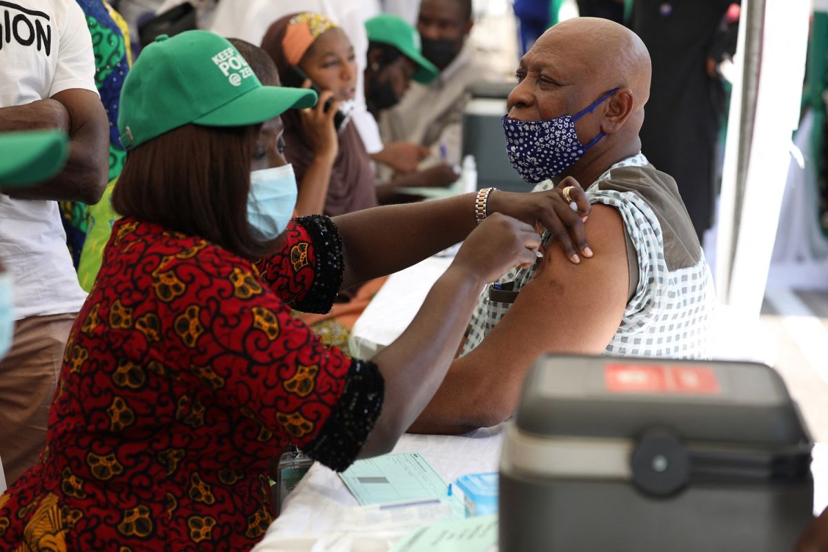 Un hombre recibe la vacuna contra COVID-19 de AstraZeneca en Nigeria, África.