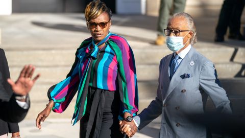 Wanda Cooper-Jones, la madre de Ahmaud Arbery, junto al reverendo Al Sharpton tras la lectura del veredicto de culpabilidad.