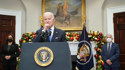 El presidente Joe Biden pidió a los estadounidenses aplicarse la vacuna completa y el reforzamiento contra COVID-19.