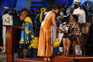 Rihanna es nombrada "Heroína nacional" de Barbados como parte de ceremonia en la que la isla fue declarada república