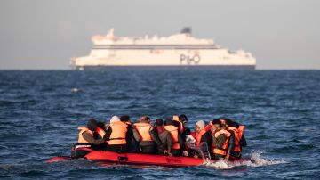 El Gobierno francés informó la muerte de 27 inmigrante tras el naufragio de una embarcación .