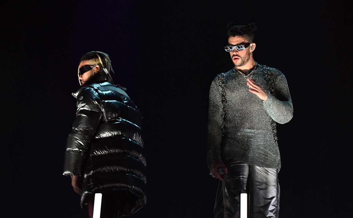 Bad Bunny sang with Jhay Cortez ‘Dakiti’ on the stage of the Coliseum in Puerto Rico