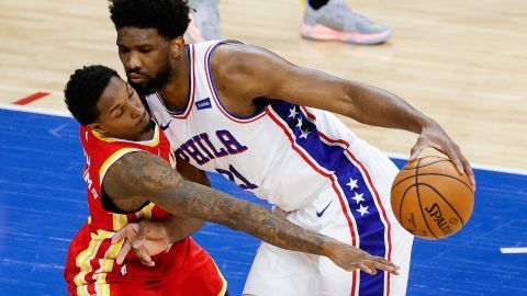 Lou Williams y Joel Embiid