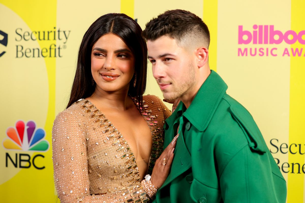 Priyanka Chopra Jonas y Nick Jonas posan entre bastidores para los Billboard Music Awards 2021 en Los Ángeles, California.