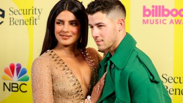 Priyanka Chopra y Nick Jonas posan entre bastidores para los Billboard Music Awards 2021, transmitidos el 23 de mayo de 2021 en Microsoft Theatre.
