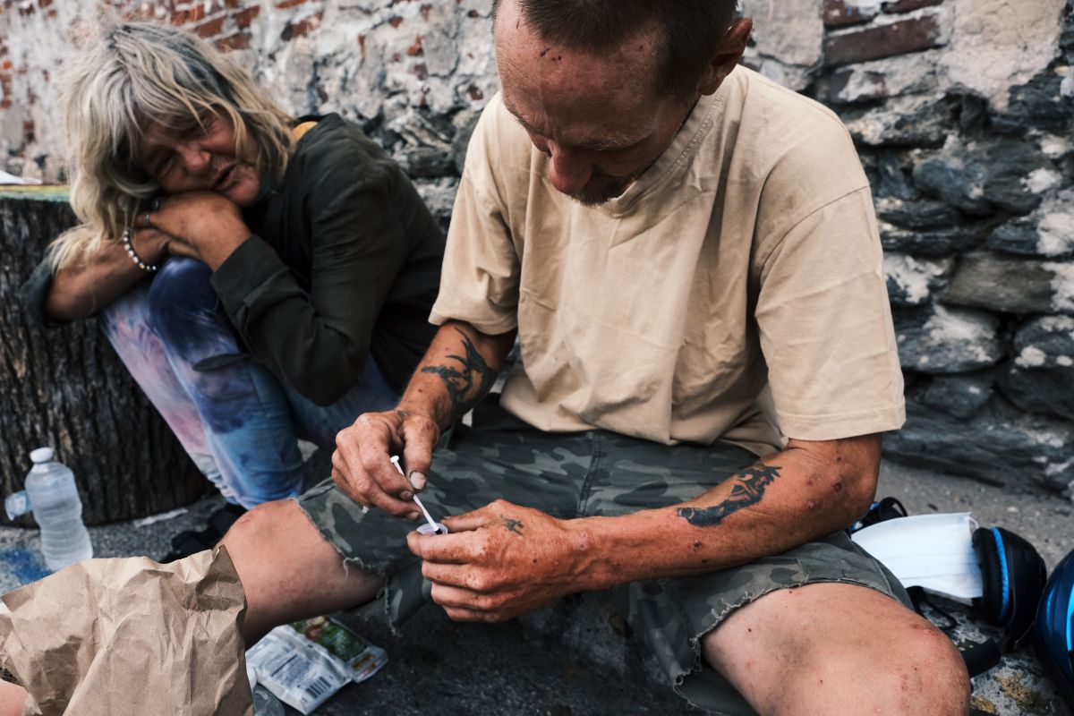Adictos se inyectan una mezcla de heroína y fentanilo en una calle de Kensington, Philadelphia.