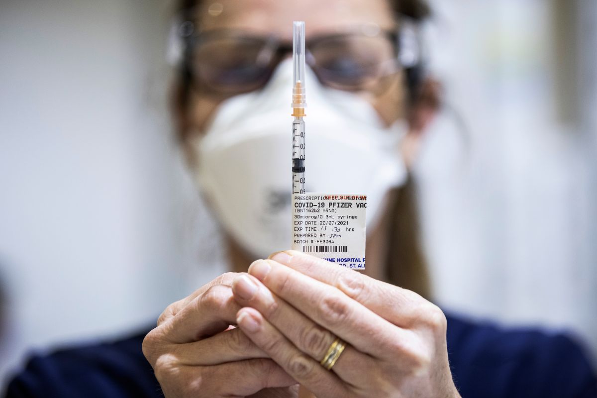 Principales fabricantes de vacunas evalúan si será necesario hacer ajustes en sus dosis.