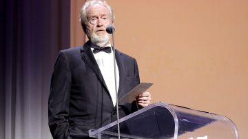 Ridley Scott recibe el premio Cartier Glory To The Filmmaker en la ceremonia durante el 78o Festival Internacional de Cine de Venecia el 10 de septiembre de 2021 .