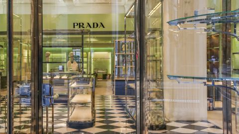 Andy Benavides decoró uno de sus árboles de Navidad con esferas marca Prada