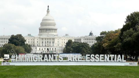 Activistas presionan al Congreso por una protección para indocumentados.