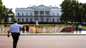 Activistas exigen la ciudadanía para indocumentados.