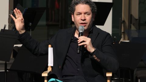 Gustavo Dudamel asiste LA Phil Beckmen YOLA Center Civic Dedication en Judith and Thomas L. Beckmen Yola Center el 16 de octubre de 2021